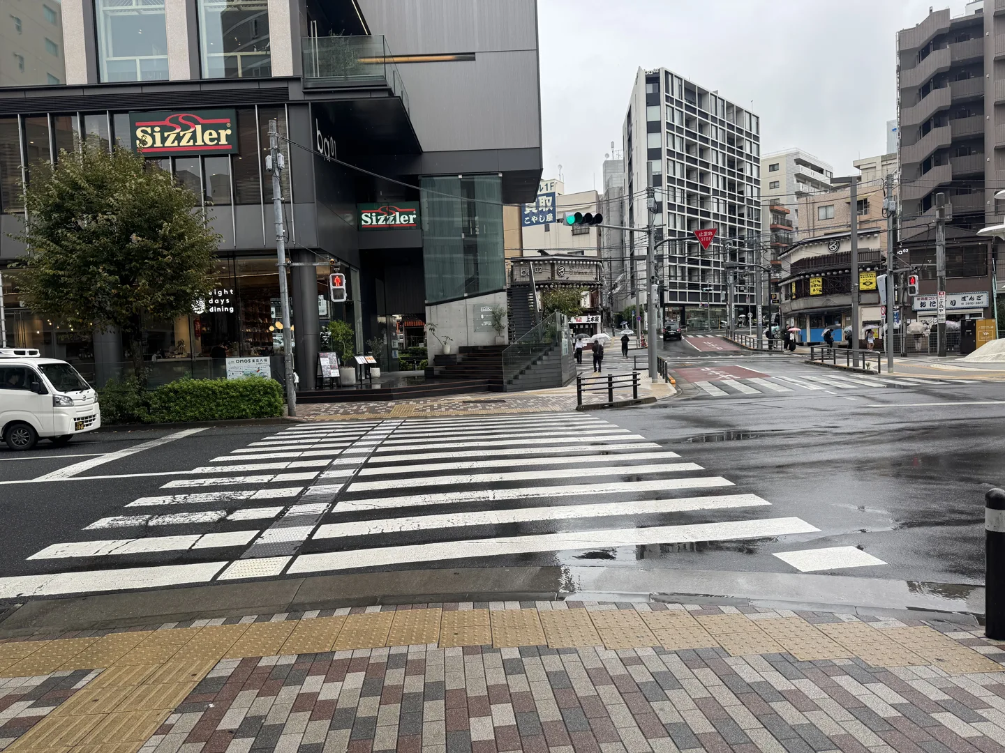 Sizzlerのある交差点・昼の目印
