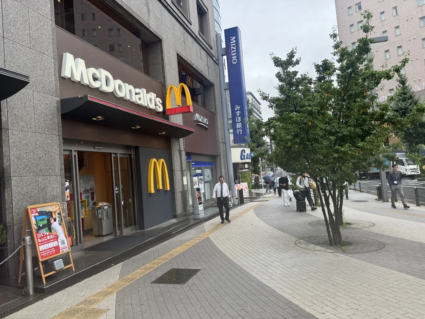 マクドナルド前の歩道・昼の目印