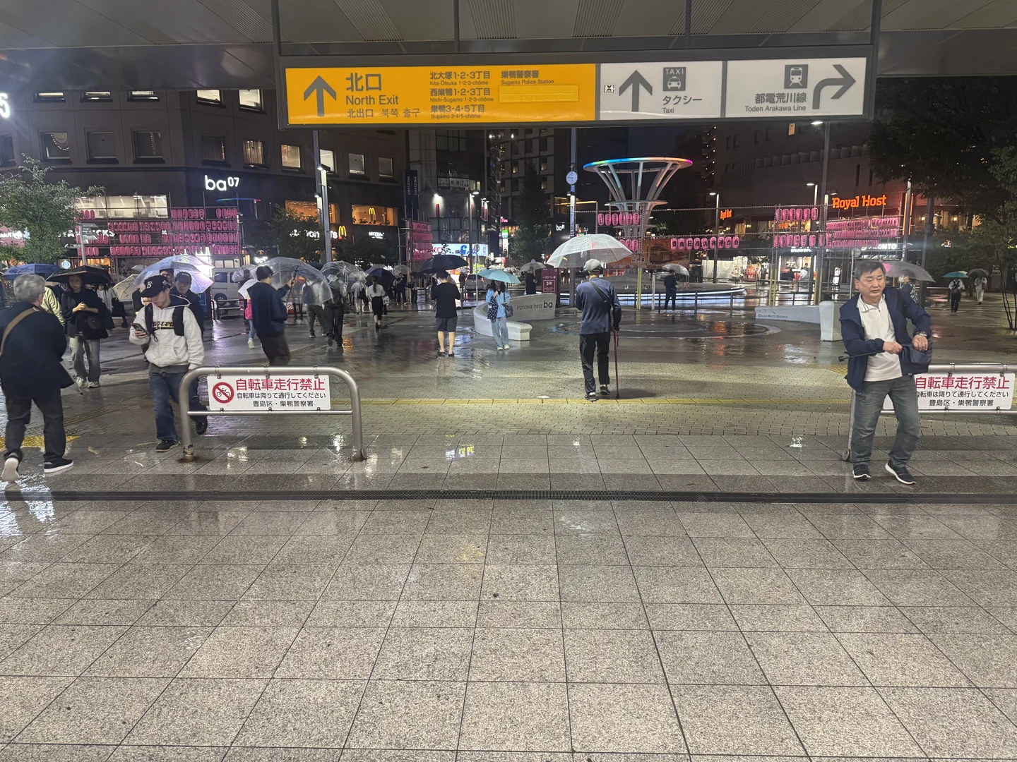 北口の案内表示・夜の目印