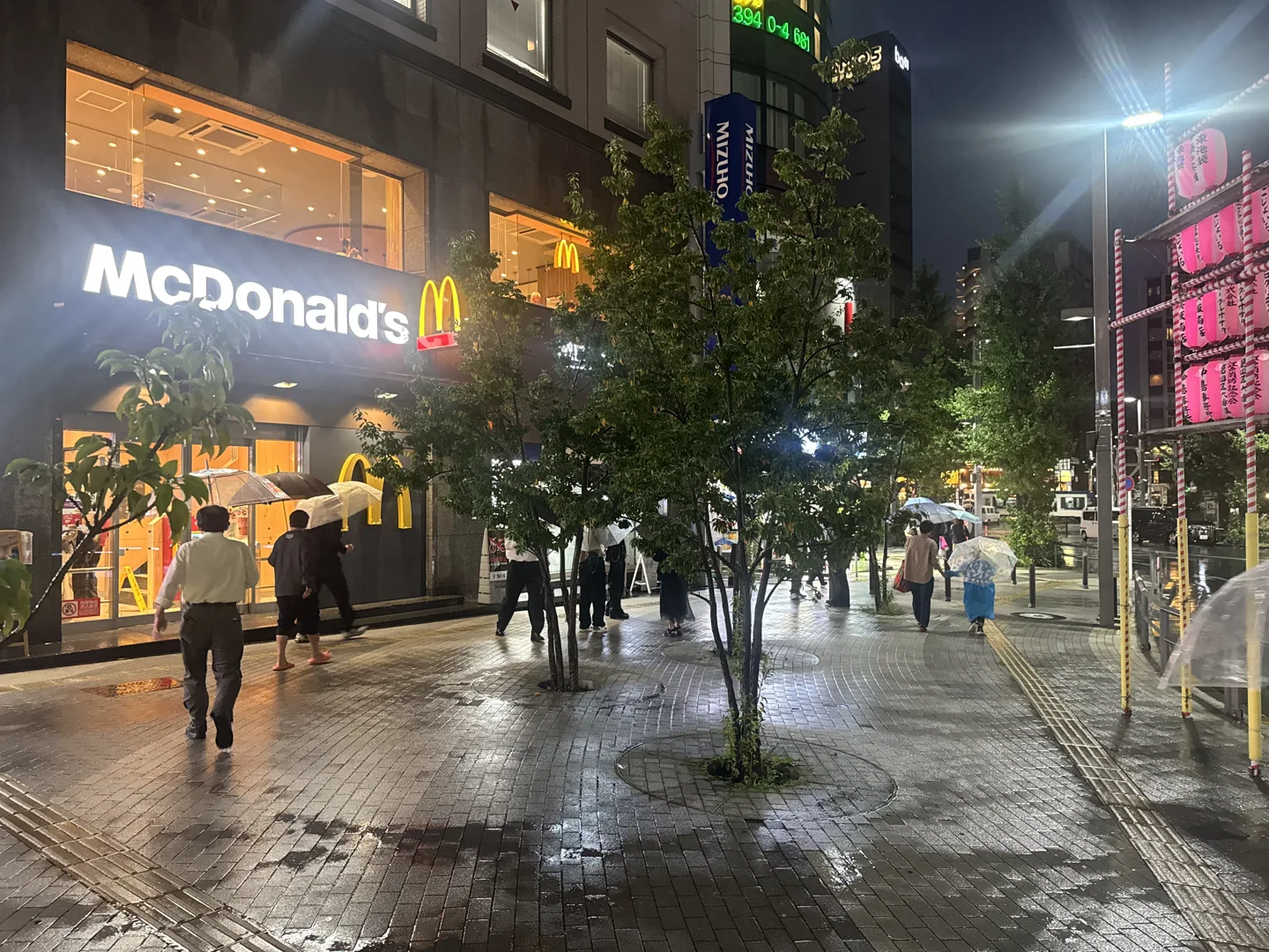 マクドナルド前の歩道・夜の目印