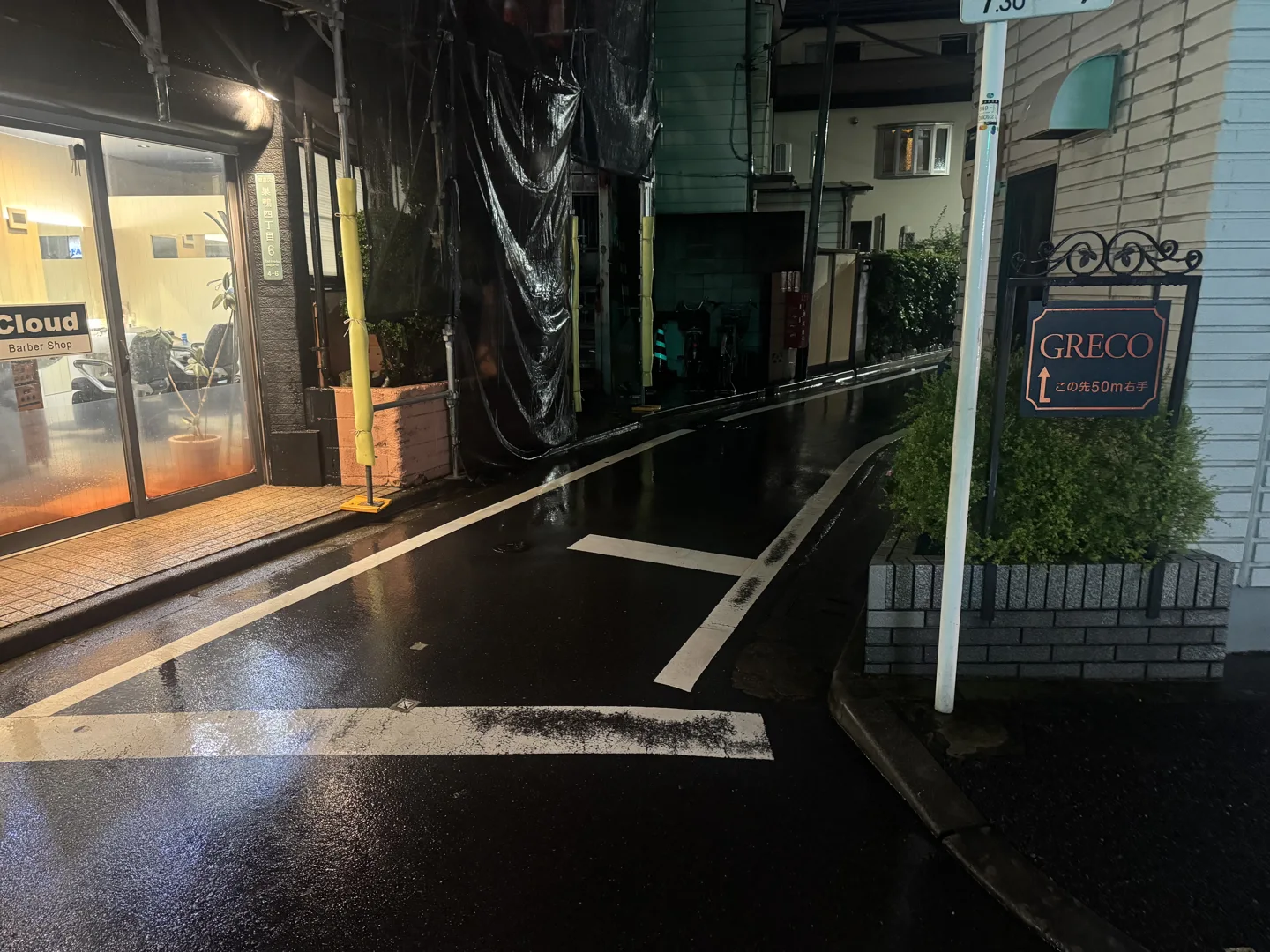 GRECOの案内看板・夜の目印